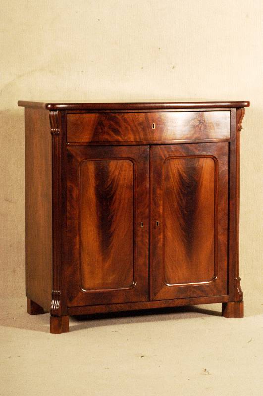 Halbschrank, deutsch, um 1880, Louis -Philippe, Korpus Weichholz, Mahagoni massiv, Mahagonifurnier, Inlets mit gespiegeltem Mahagonifurnier, ...