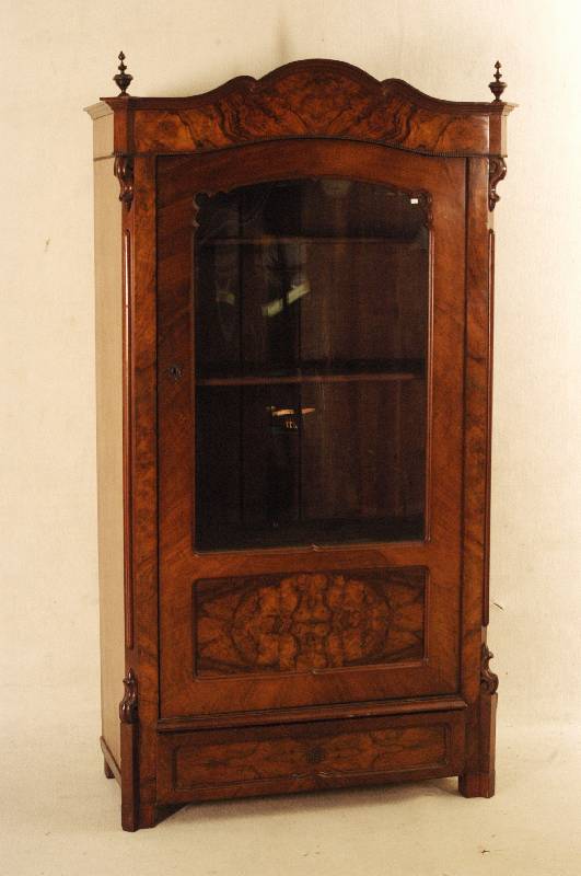 Vitrinenschrank, mitteldeutsch, um 1860, Korpus Weichholz, Wurzelnußfurnier gespiegelt, sogenannte BrezelfÜllungen, sehr lebhaftes Bild, ...