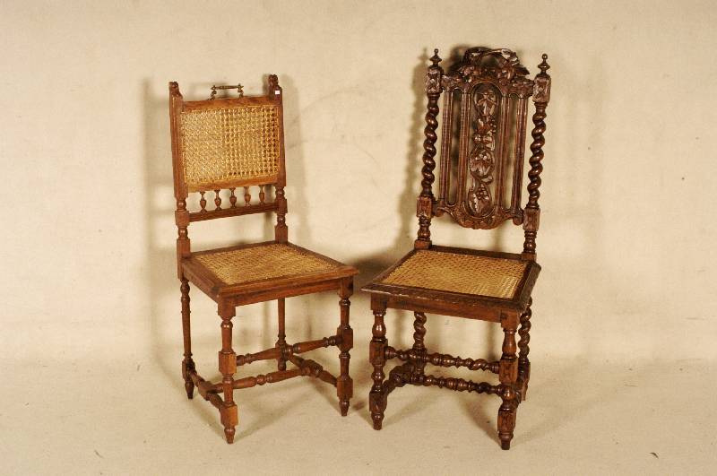 4 StÜhle, Flandern, um 1880, Eiche massiv, Gestell und RÜckenlehne gedrechselt, Lehne dekoriert mit 2 LÖwenkÖpfen, Sitz mit original ...