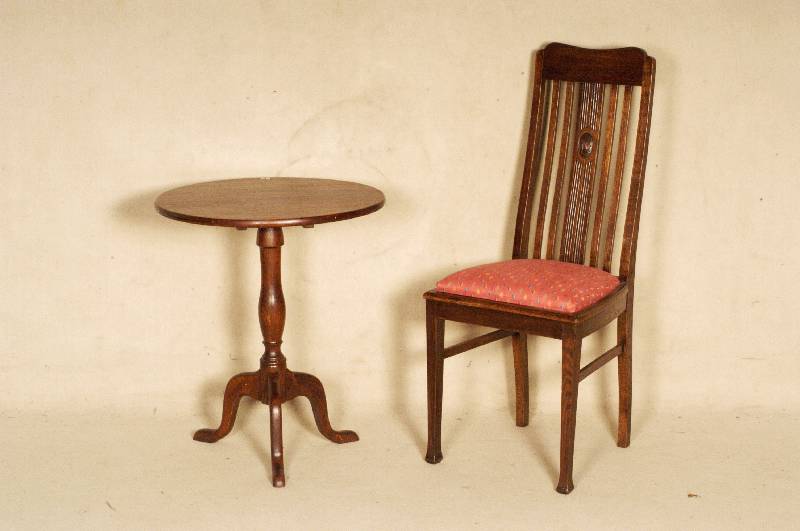 Beistelltisch, im englischen Stil von 1910, Eiche massiv, SÄule mit 3 Auslegern, wohnfertig, H. ca. 72 cm, D. ca. 61 cm, linke Abb.