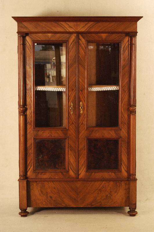Schrank, deutsch, um 1880, GrÜnderzeit, Korpus Weichholz, Nußbaum massiv, Nußbaumfurnier, Inlets mit Wurzelfurnier, z.T. gespiegelt, seitlich ...