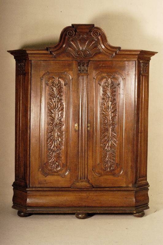 Dielenschrank, Mosel/Trier, um 1760, auf Rahmen gearbeitet, Eiche massiv, hessischer bzw. Frankfurter Einfluß nachweisbar, Seiten abgeplattet, ...