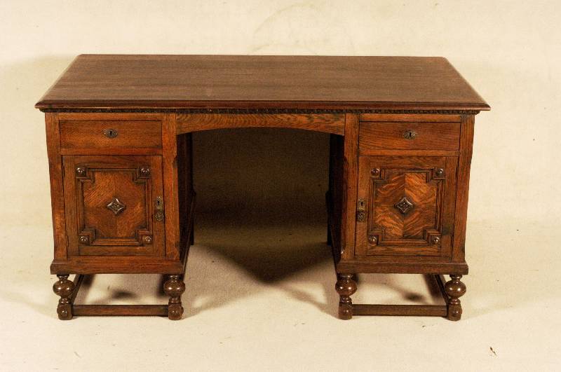 Schreibtisch, England, um 1900,, Eiche massiv, Eichefurnier, auf Rahmen gearbeitet, TÜren mit sparsamer Flachschnitzerei, praktisches MÖbel, ca. ...