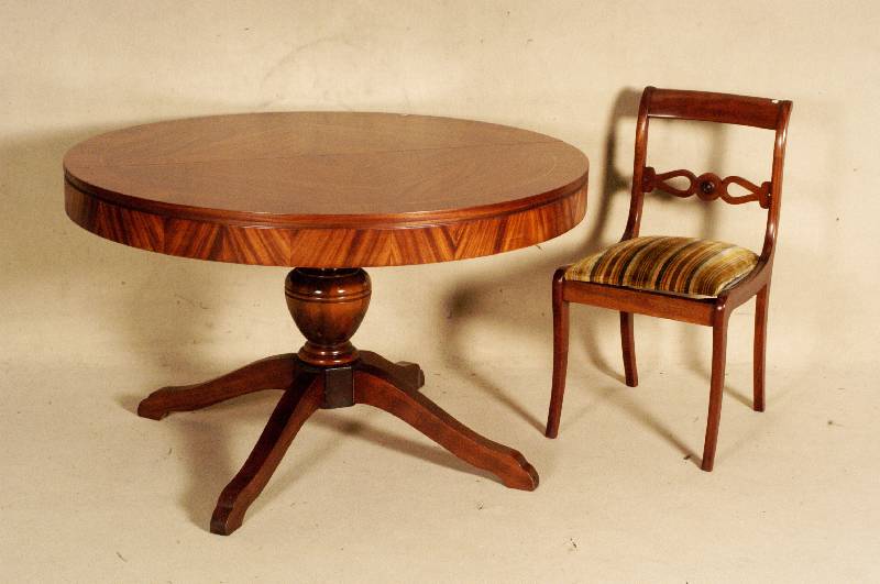 Ausziehtisch, deutsch, um 1960, Korpus Weichholz, Mahagonifurnier, balusterfÖrmiger Fuß, 4-fach ausladend, mit Einlegeplatte 50 cm , H. ca. 75 ...