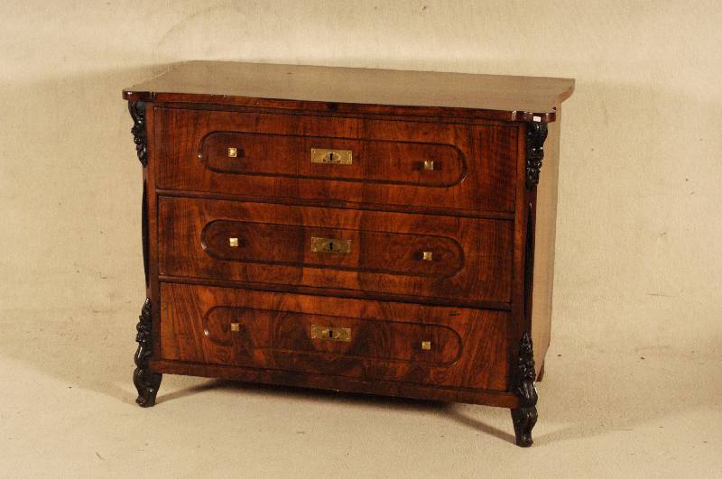 Kommode, deutsch, um 1860, Louis-Philippe, Korpus Weichholz, Nußbaumfurnier z.T. gespiegelt, 3 Schubladen, seitlich abgeschrÄgte Ecken, in ...