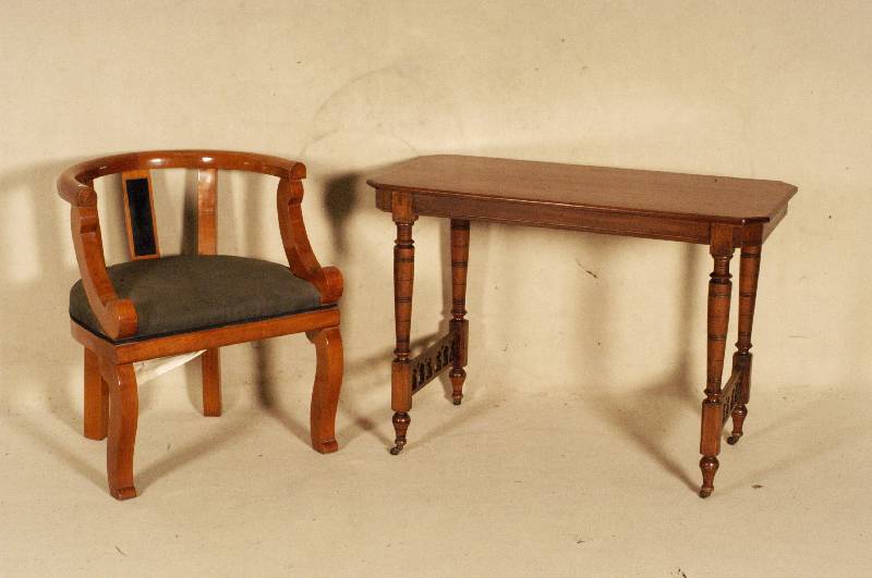 Beistelltisch, England, um 1880, viktorianisch, Platte Mahagoni massiv, gedrechselte Hochbeine, auf Rollen, restauriert und lackiert, ca. 70x98x47 ...