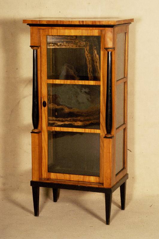 Sammlervitrine, deutsch, um 1820, Korpus Weichholz, Kirschbaumfurnier, Spitzbeine, vorgesetzte VollsÄulen, schwarz lackiert, GlastÜr versprosst, ...