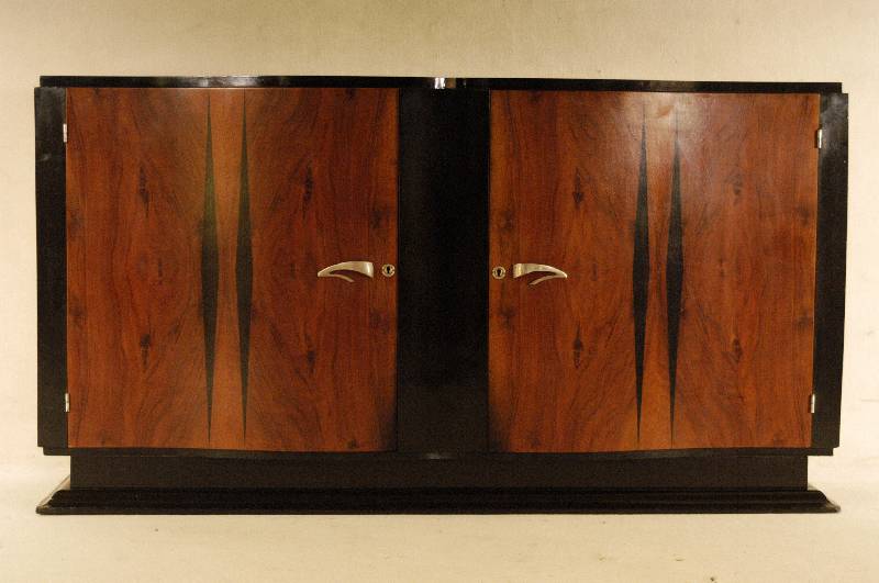 ArtDeco-Sideboard, Frankreich, um 1920, kaukasischer Nußbaum gespiegelt furniert, teilweise schwarz abgesetzt, mehrfach gestuf- ter Sockel, ...