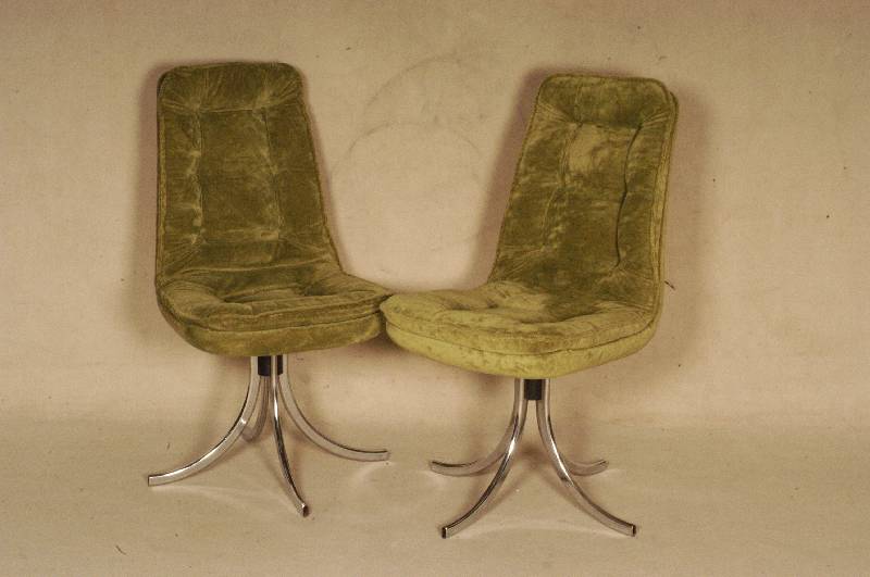Paar Design-Chairs, Skandinavien, um 1960, vierpÄssig geschwungener verchromter Stahlfuß, aufgepolsterter schalenfÖrmiger Hartschaum- korpus, ...
