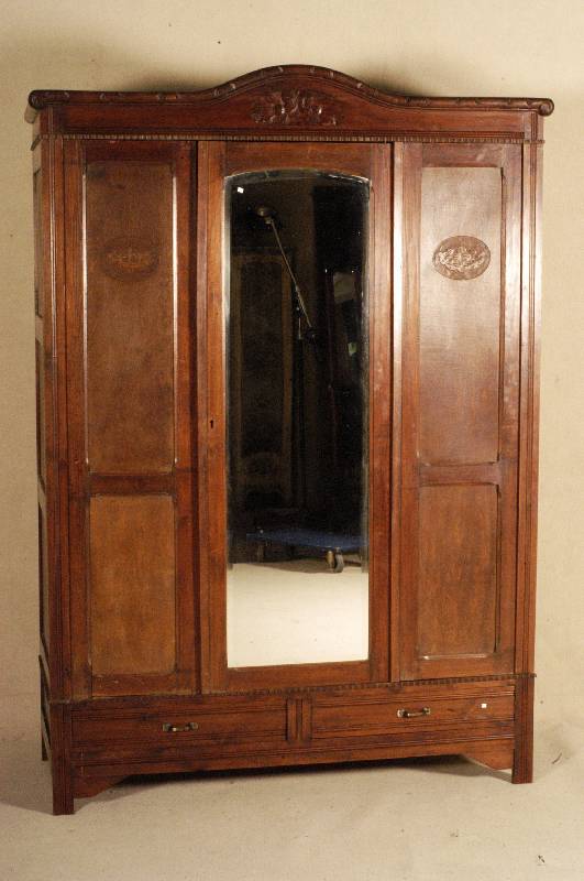 Kleiderschrank, deutsch, um 1920, Weichholz massiv, dunkel gebeizt, dreitÜrig mit facet- tiertem Spiegel, zwei Sockelschubladen, florale ...