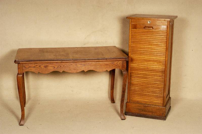 Salontisch, deutsch, um 1930, Eiche massiv, Eichefurnier, geschwungene Beine, zwei Aus- ziehplatten, ca. 73x70x122(222) cm. linke Abb.