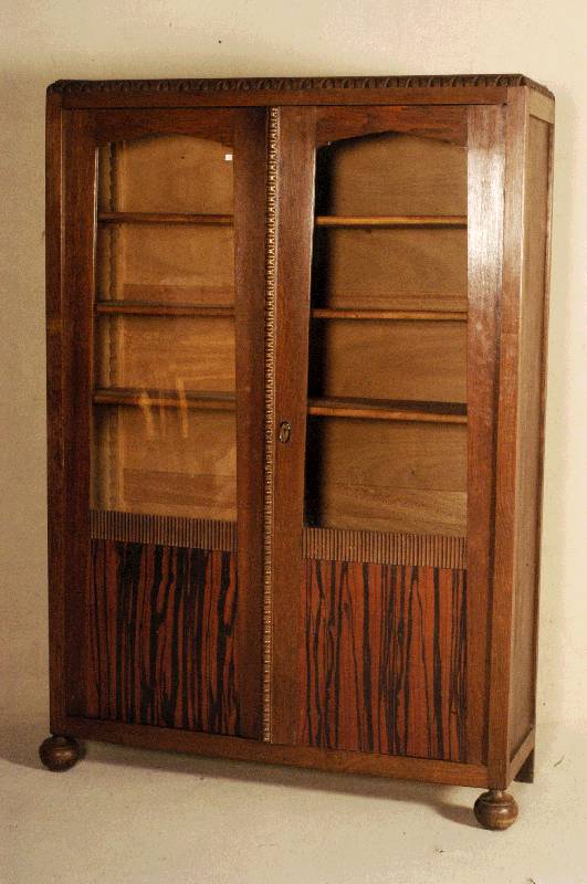 Kleiner BÜcherschrank, deutsch, um 1920, 2-tÜrig, Eiche massiv, Palisanderfurnier, auf Rahmen gearbeitet, Zahnfriesleisten an TÜr und Kopfteil, ...