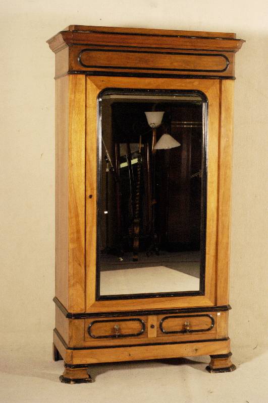 Spiegelschrank, deutsch, um 1870/80, SpÄt- biedermeier, Nußbaum massiv, Nußbaumfurnier, Leistenprofile schwarz abgesetzt, eintÜrig, zwei ...