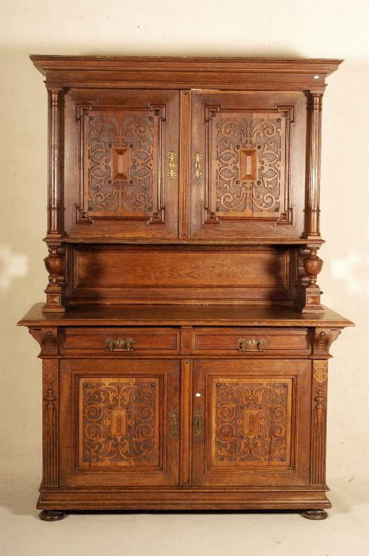 Buffetschrank, deutsch, um 1880, GrÜnderzeit , Eiche massiv, Eichefurnier, aufwendige Schnitzereien, z.T. aus dem Vollholz, Aufsatz mit 4 ...