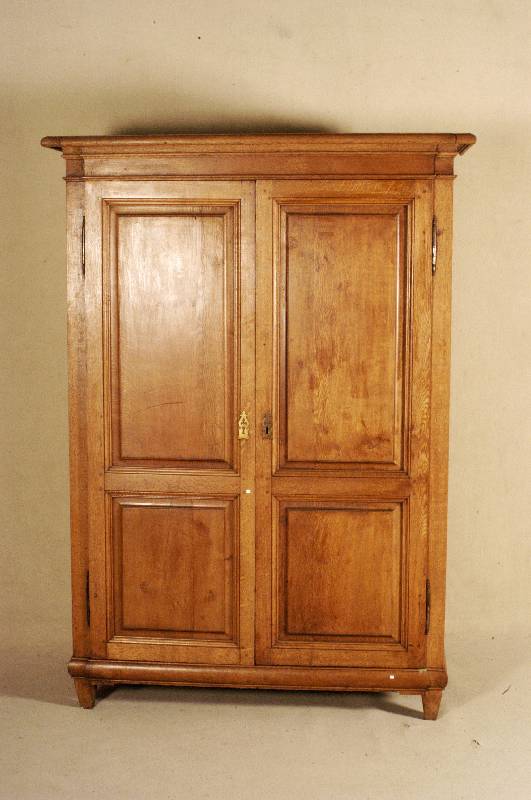 Barockschrank, deutsch, um 1840, Eiche massiv, 2-tÜrig mit kassettierten Inlets, Kopfteil mehrfach gestuft, mit abgesetztem Leistenprofil, Kopf- ...