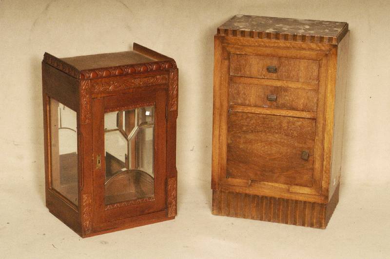 Zwei VitrinenschrÄnkchen, Belgien, um 1920, ArtDeco, Eiche und Nußbaum massiv, 3-seitig verglast, 2 Seiten facettiertes Glas, Front mit vielen ...