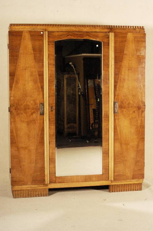 Spiegelschrank, Frankreich, um 1920, ArtDeco , Nußbaum massiv, Nußbaumfurnier, MitteltÜr mit facettiertem Spiegel, kleine TÜren mit ...