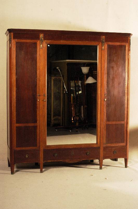 Großer Spiegelschrank, Frankreich, um 1900, Korpus Eiche, Mahagoni massiv, Mahagonifurnier , 3-tÜrig, MitteltÜr mit Spiegelglas, drei ...