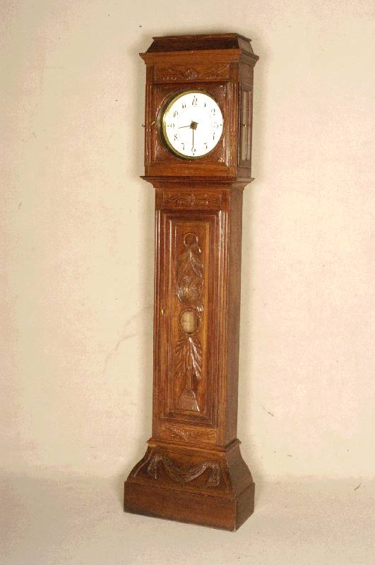 Standuhr, Frankreich, um 1830/40, Obstholz (Birnbaum) und Weichholz massiv, mittelbraun gebeizt, Schnitzarbieten aus dem Vollholz, Tier und ...