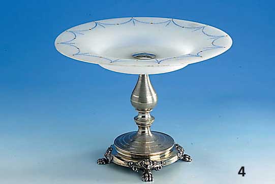 Anbietschale mit Glasaufsatz, 750er Silber, um 1850, fein ausgearbeitete KlauenfÜße, Glasaufsatz sek.: weißes mattiertes Glas, blau bemalt und ...