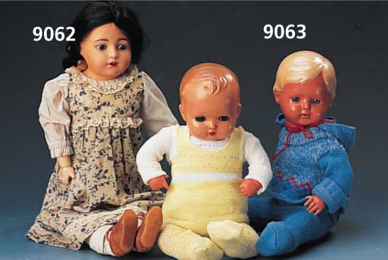 Konvolut aus zwei Celluloidpuppen, 50er u. 30er Jahre, 1x SchildkrÖtpuppe Christel, blonde modellierte Haare, feste blaue Glasaugen, Kleidung ...