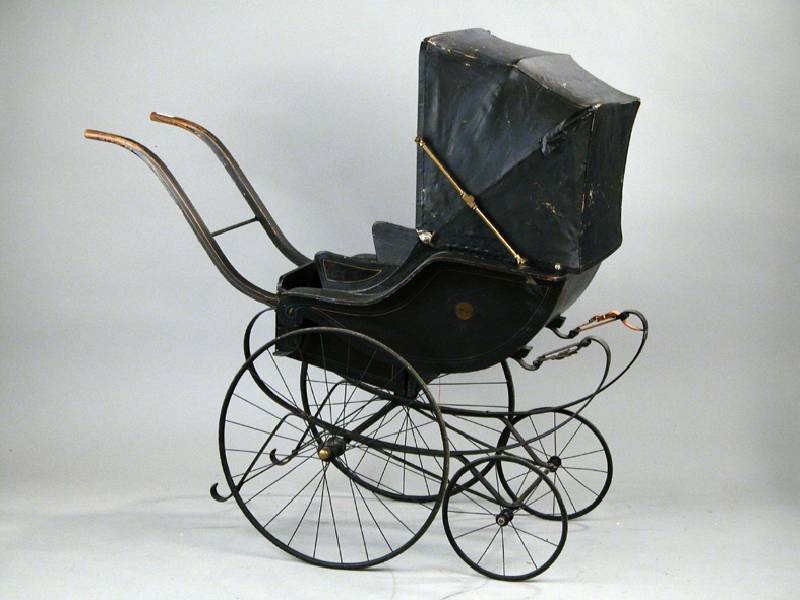 Kinderwagen, Vonders Belgien, um 1890, schwarz lackiertes Holz, AufhÄngung durch Ledergurte, Wachstuchverdeck mit Messingge- stÄnge, Polsterung ...