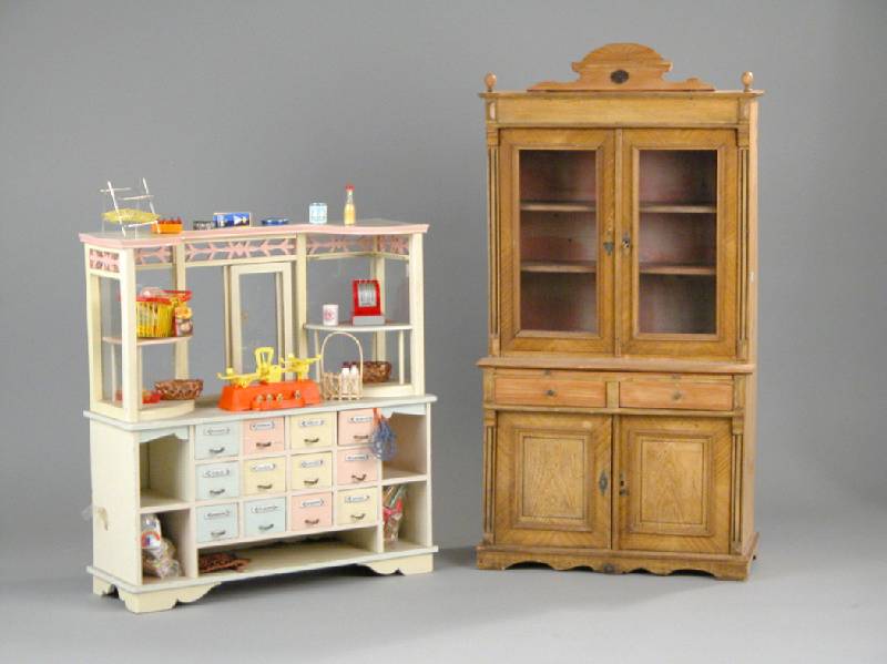 Modellschrank, deutsch, um 1880/90, Weichholz, z.T. Nußbaumfurnier, mit Alters- schÄden, ca. 102 x 52 x 26 cm