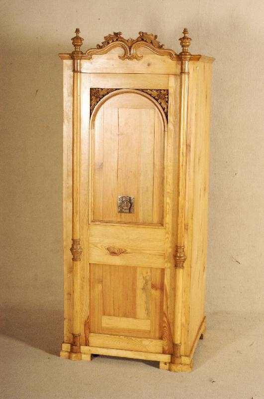 Sicherheitsschrank, deutsch, um 1860/70, Weichholz, Eiche und Birne, aufgesetzte Schnitzerei, Barockstil, HalbsÄulen, FÜße ergÄnzt, schÖne ...