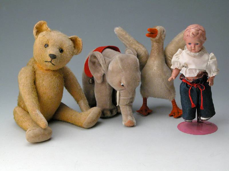 Zwei Steiff-Tiere, deutsch, um 1952-56, Elefant mit Knopf und Fahne, H. ca. 21 cm; Gans mit ausgestreckten FlÜgeln, blaue Glas- augen, ohne ...