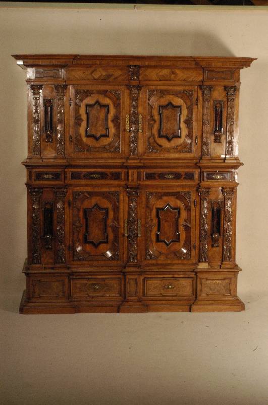 Fassadenschrank, deutsch, um 1870/80, nach Augsburger Vorbild von 1560/70, Korpus Weich- holz, sorgfÄlltiger Innenrahmenaufbau, Front reich ...