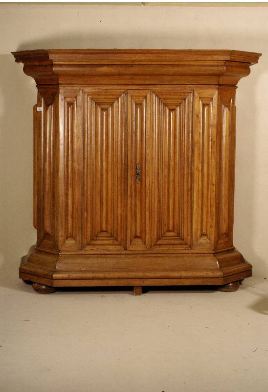 Frankfurter Wellen- bzw. Nasenschrank, deutsch , um 1740/50, Korpus Weichholz, Eiche massiv , dick aufgedÜbelte reich geschwungene Wellen, 3-teilig ...