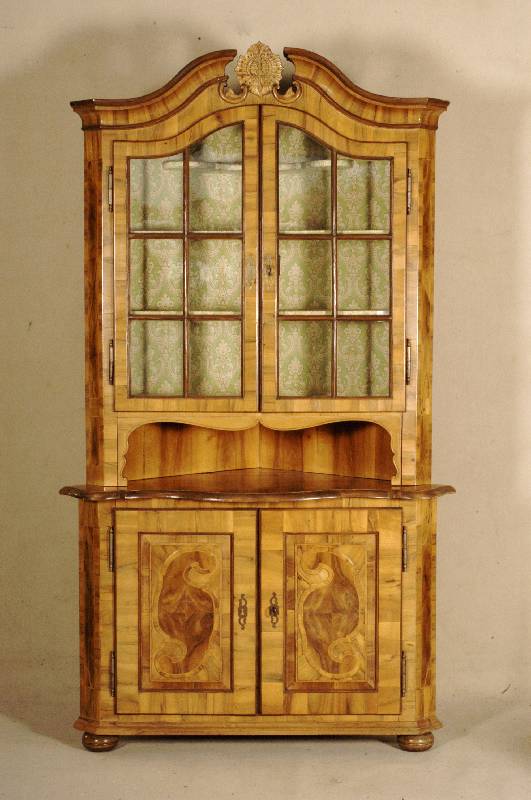 Eckschrank, deutsch, TÜren, Kopf bzw. RÜcken 18. Jhd., ursprÜnglich kein Eckschrank, im 19./20. Jhd. Seiten, Fenster und Mittelteil (außer ...