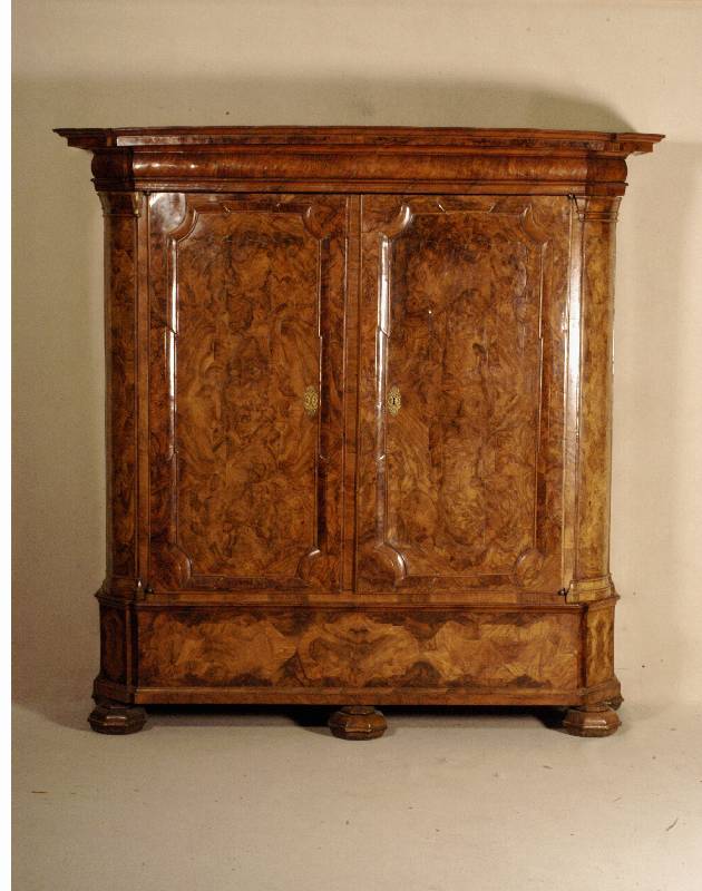 Prunkdielenschrank, sÜddeutsch/wohl Hessen, um 1740/50, Korpus Weichholz/Hartholz (VerstÄrkungen), Wurzelnußfurnier gespiegelt, schÖnes ...