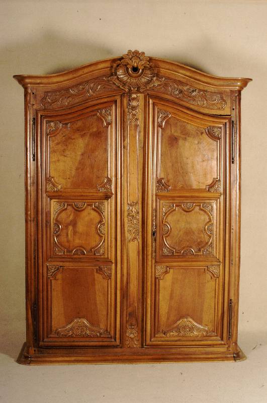 Prunkschrank, Frankreich/Isle de France/Loire, 1720/30, Front, Seiten und RÜcken auf Rahmen gearbeitet, Nußbaum massiv, bzw. RÜcken Weichholz, ...