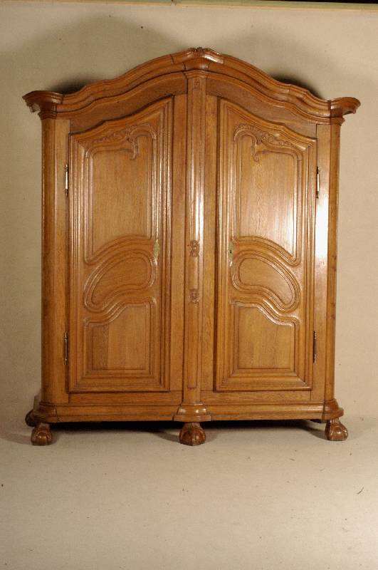 Prunkschrank, deutsch/Mosel/wohl Trier, um 1750/60, Seiten und Front auf Rahmen gearbeitet, Eiche massiv, RÜcken Weichholz, 5-fach geschwungen, ...