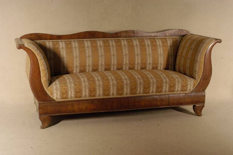 4-sitzer Couch, sÜddeutsch, um 1835/40, SpÄtbiedermeier, Korpus Weichholz, Nußbaum, aufgelegte Holzplatten bzw. Massivholz, leicht gewÖlbt, ...