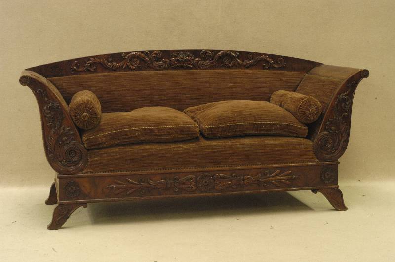 Couch, sÜddeutsch/wohl Frankfurter Raum, um 1835/40, Korpus Weichholz bzw. Nußbaum massiv, Leisten und Schnitzereien aus dem Vollholz, ...