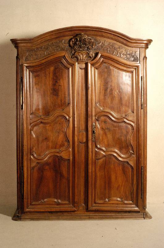 Kleider- bzw. Prunkschrank, Frankreich/Burgund/Normandie, um 1750/60, Nußbaum massiv, Front 3 geteilt, auf Rahmen gearbeitet, gesteckt, doppelt ...
