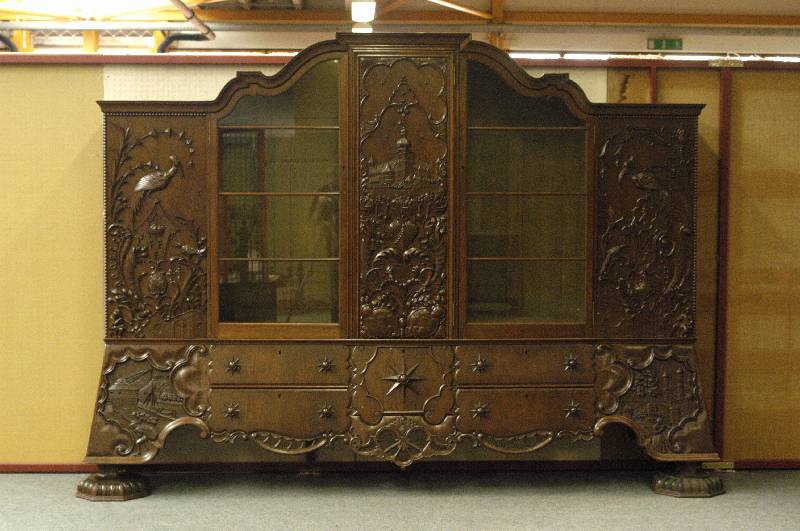 Vielzweckprunkschrank, Danzig/Marienburg, um 1924/27, Korpus Weichholz und Eiche massiv, Prunkschnitzereien z.T. aus dem Vollholz bzw. aufgesetzt, ...