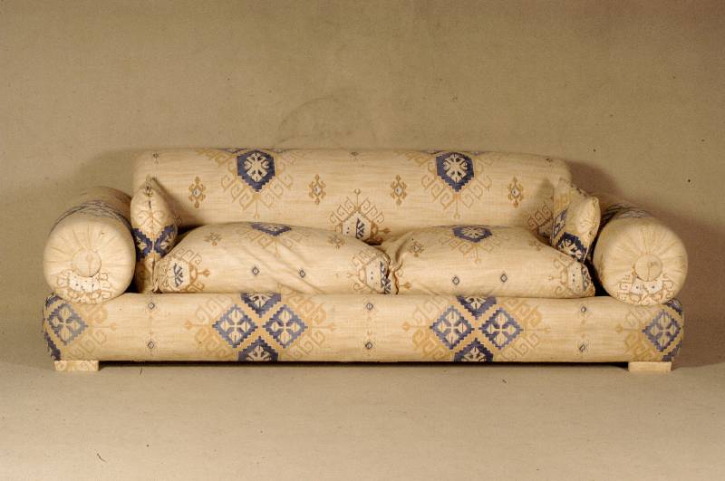 Designcouch, deutsch/Frankreich, neuzeitlich, lose Sitz- und Seitenkissen, Leinen, beige und blau bedruckt, Gebrauchsspuren, sollte gereinigt ...