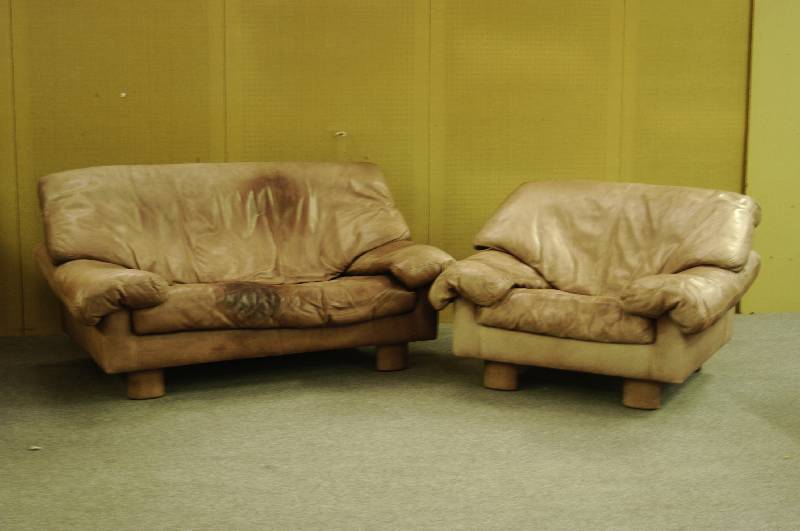 Designsitzgruppe, neuzeitlich, Lederbezug, aufwendig, starke Gebrauchsspuren, verfleckt, bestehend aus 2-sitzer Sofa und Sessel, Sofa ca. ...