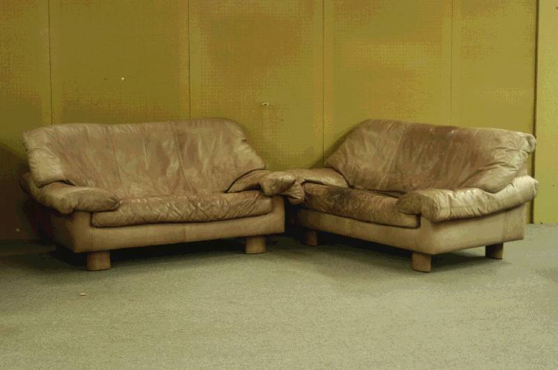 Designsitzgruppe, neuzeitlich, Lederbezug, aufwendig, starke Gebrauchsspuren, verfleckt, bestehend aus drei 2-sitzer Sofas und ein Sessel, ca. ...