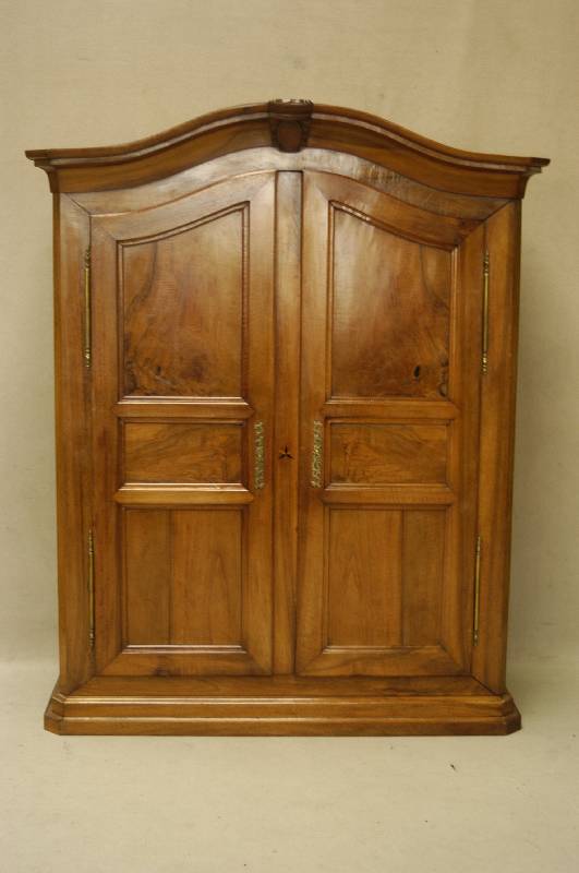 Kleider- bzw. WÄscheschrank, Elsaß, um 1830/40, Front und Seiten auf Rahmen gearbeitet, Nußbaum massiv, 6-fach gefeldert, Seiten passig, ...