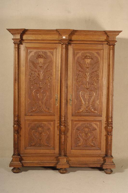 Kleiderschrank, deutsch, um 1895/1900, Front und Seiten Eiche massiv, Eichefurnier, Front auf Rahmen gearbeitet, FÜllungen mit floralen Elementen ...