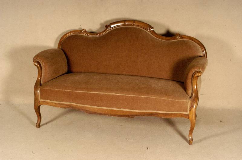 Louis-Philippe-Sofa, sÜddeutsch, um 1845/50, Nußbaum und Buche massiv, gebogt und geschweift, gerillt, brauner Mohairbezug, Polsterung erneuert, ...