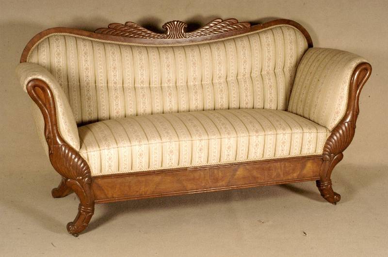 Sofa, sÜddeutsch/wohl Frankfurt, um 1835/40, Korpus Weichholz, Nußbaum massiv, Wurzelnußfurnier, Wangen in Form von SchwanenhÄlsen und ...