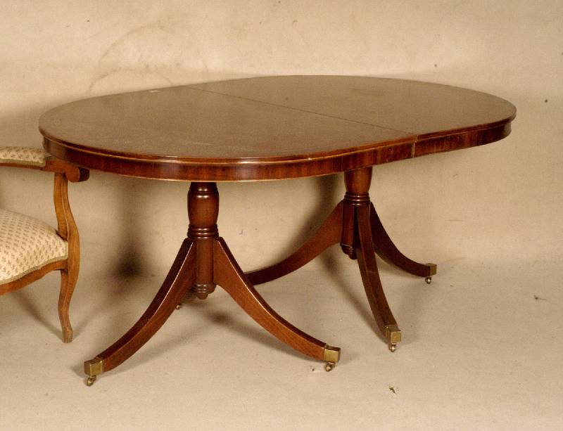 Tisch, England, im Sheratonstil, Mahagonifurnier z.T. gespiegelt, Fadenintarsie, 6 FÜße in eleganter Ausladung, mit MessingeschlÄgen und ...