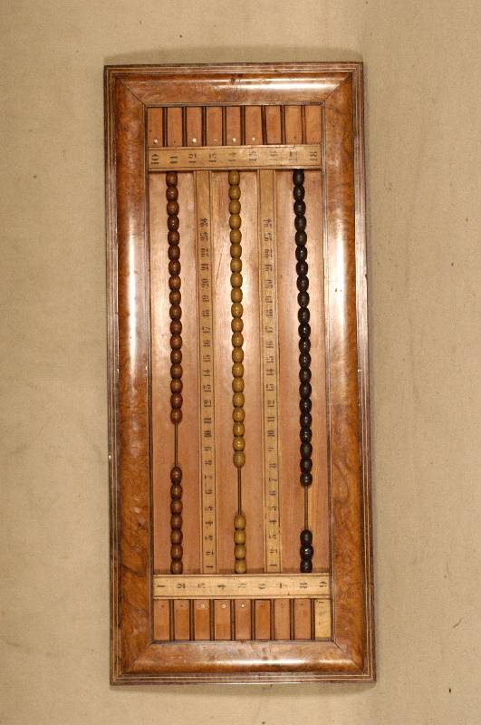 Billard-Anzeigebrett, Frankreich/Paris, um 1870/80, Korpus Weichholz, Wurzelnuß- und Palisanderfurnier, Fadenintarsien, Schiebekugeln schwarz, ...