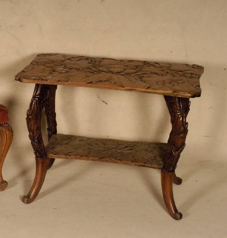 Ziertisch, China, um 1900, Kiefernart, Schnitzerei aus dem Vollholz, LotusblÜten, Beine geschweift, Ablegeteil passig, prunkvolle Platte mit ...