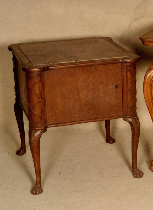 NachttischschrÄnkchen, wohl Frankreich, um 1920/25, Korpus Weichholz/Hartholz, abstrakte Schnitzerei, geschwungene Beine mit KlauenfÜßen, nach ...